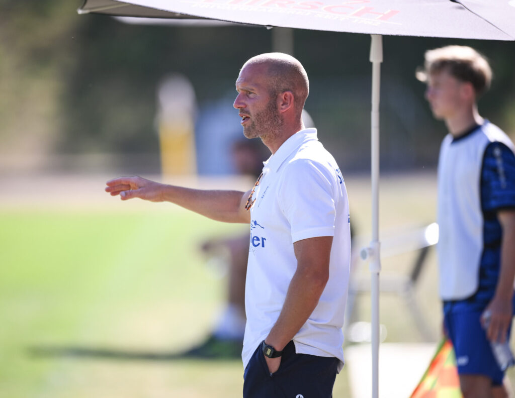 Fussball  2026/2027     12.07.2026
Muehlbachpokal in Holzhausen 2026
Finale 
SG Voehringen - VfR Sulz  
Trainer Bjoern Straub (SG Voehringen) 
FOTO: Pressefoto ULMER / Markus Ulmer 
xxNOxMODELxRELEASExx