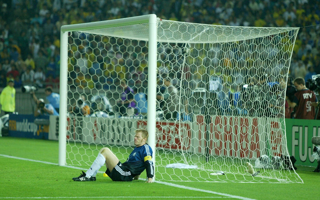 FUSSBALL  Weltmeisterschaft Japan Suedkorea 2002  30.06.02Finale   Deutschland vs Brasilien 0-2Enttauschung  Deutschland ; Brasilien wird Weltmeister;Oliver Kahn am BodenFOTO: ULMER