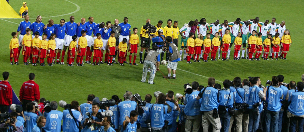 FUSSBALL  Weltmeisterschaft Japan Suedkorea 2002 31.05.02Eroeffnungsspiel Gruppe AFrankreich vs Senegal 0-1Nationalhymden; Teambild; MannschaftfotoFOTO: ULMER