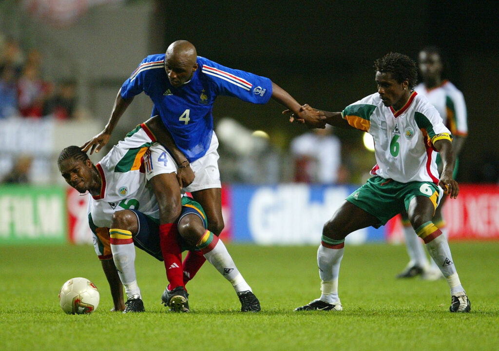 FUSSBALL Weltmeisterschaft Japan Suedkorea 2002 31.05.02Eroeffnungsspiel Gruppe HFrankreich vs Senegal 0:1Salif Diao (SEN, links) , Patrick Vieira (FRA, Mitte) , Aliou Cisse (SEN, rechts)FOTO: ULMER