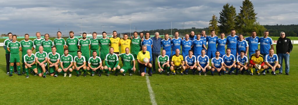 Fussball 100 Jahre TuS Ergenzingen Legendenspiel 24.09.2022
Gruppenbild beider Teams
FOTO: ULMER Pressebildagentur
xxNOxMODELxRELEASExx