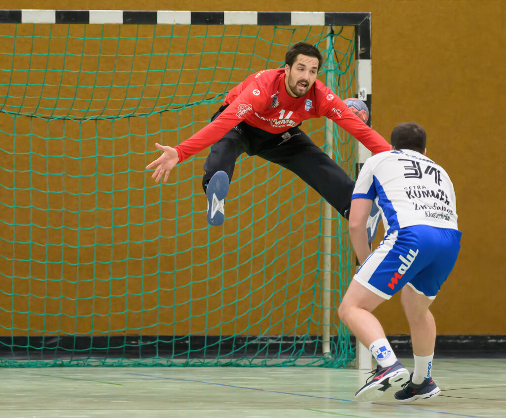Handball Landesliga, Spvgg Mössingen - TV Weilstetten II, 17.09.2022 - Friedrich Gückel (Mössingen, links) kann den Siebenmeter von Daniel Naumann (Weilheim) nicht halten

Foto: Axel Grundler