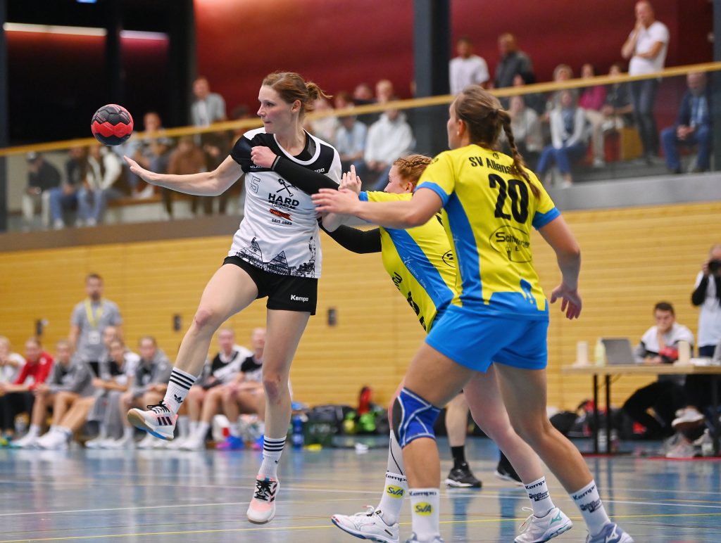 Handball SHBV Suedbadenliga Frauen 2022/2023    22.10.2022
SG Dornstetten  -  SV Allensbach II
Sarah Valha (li, SG Dornstetten) 
FOTO: ULMER Pressebildagentur
xxNOxMODELxRELEASExx