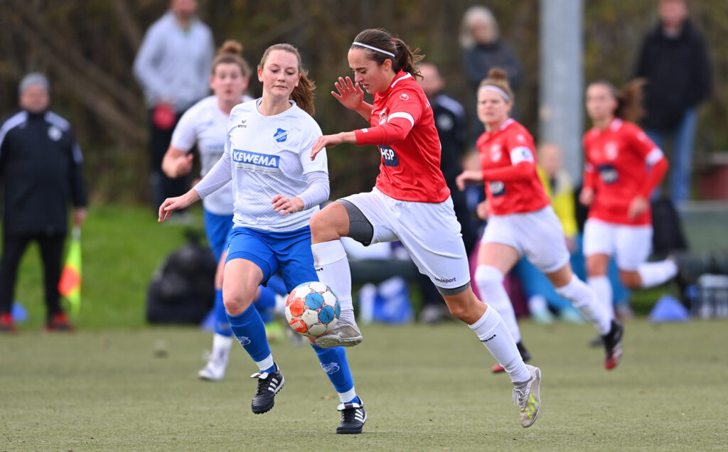 Fussball Oberliga Frauen 2022/2023  06.11.2022
TV Derendingen - SC Sand II
Janina Grunwald (re, TV Derendingen)
FOTO: ULMER Pressebildagentur
xxNOxMODELxRELEASExx