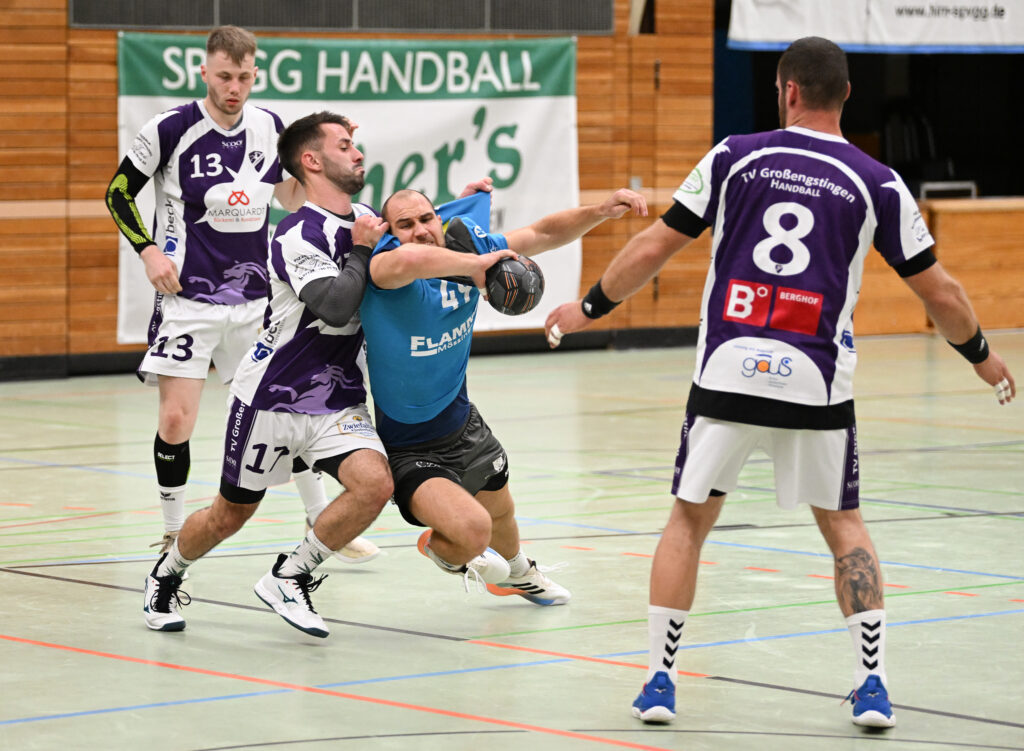 Handball, Bezirksliga, Saison 2022/2023, Spvgg Mössingen II - TV Großengstingen, 05.11.2022 - Jan-Heiko Hummel (TVG, 2.v.l) hält Robin Rath (Mössingen, rechts)

Foto: Axel Grundler