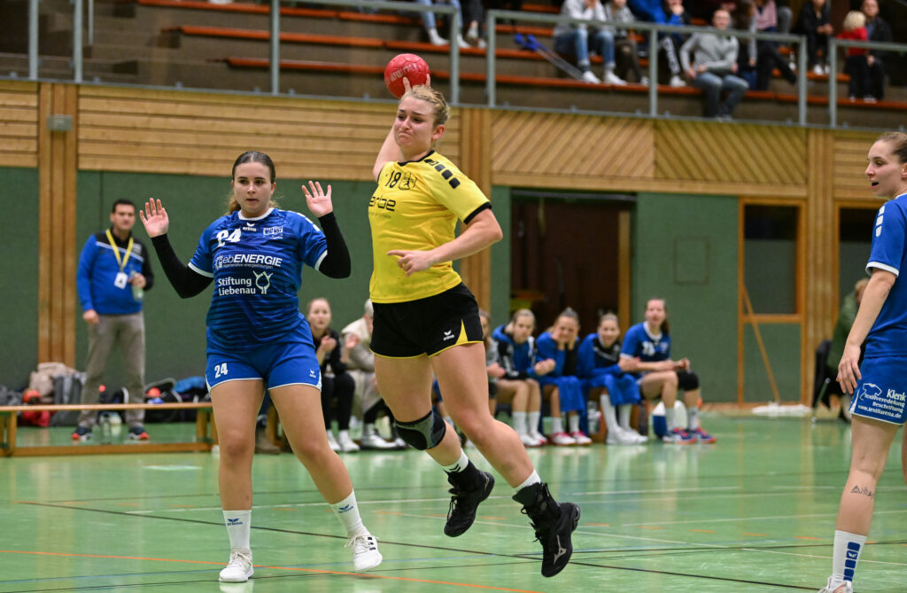 Handball Damen Bezirksliga, SG Tübingen - HSG Schönbuch, 26.11.2022 - links Melina Gehring (HSG) - am Ball rechts Jule Marie Nieuwstraten (SGT)Foto: Axel Grundler