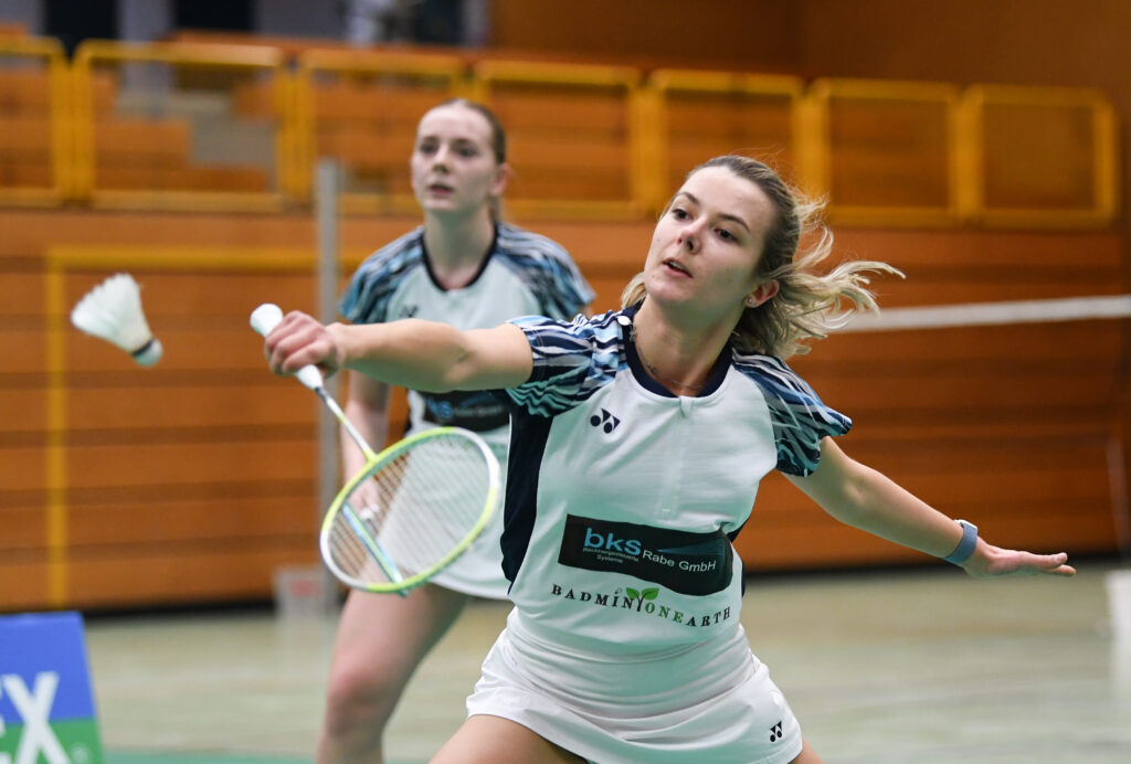 Badminton, Baden-Württemberg-Liga Spvgg Mössingen - BC Offenburg 2, 11.02.2023 - Anne Ladwig (Mössingen, vorne)) - Amera Dubinovic (Mössingen, hinten)Foto: Axel Grundler