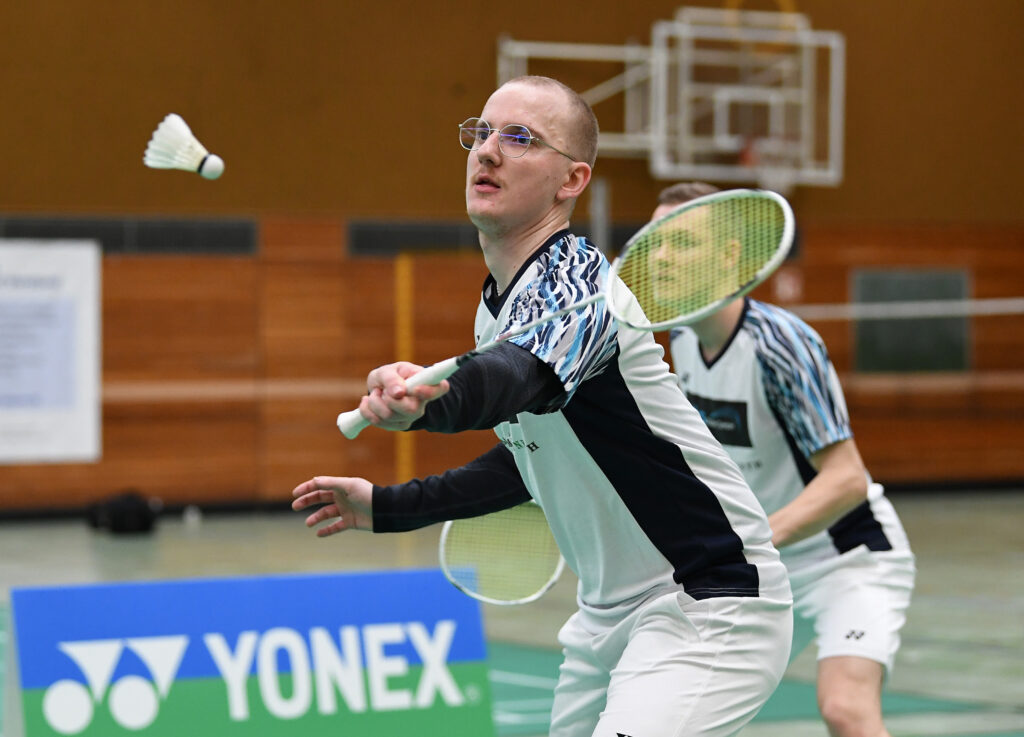 Badminton, Baden-Württemberg-Liga Spvgg Mössingen - BC Offenburg 2, 11.02.2023 - Daniel Göhrike (Mössingen, vorne) , im Hintergrund Martin Hähnel (Mössingen)Foto: Axel Grundler