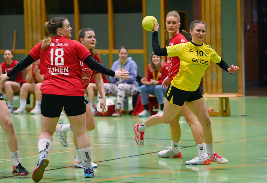 Handball Frauen Bezirksliga 2022/2023    11.03.2023SG Tuebingen - TV RottenburgLeonie Schmid (re, SG Tuebingen)FOTO: ULMER PressebildagenturxxNOxMODELxRELEASExx
