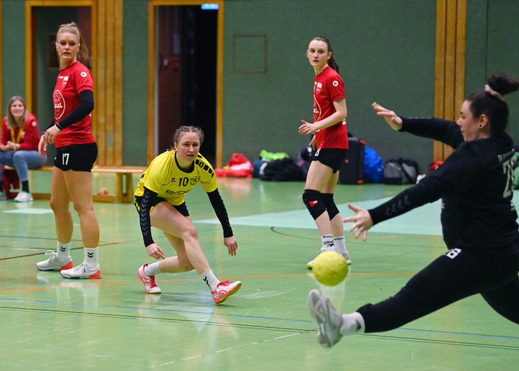 Handball Frauen Bezirksliga 2022/2023    11.03.2023
SG Tuebingen - TV Rottenburg
Leonie Schmid (li, SG Tuebingen)
FOTO: ULMER Pressebildagentur
xxNOxMODELxRELEASExx