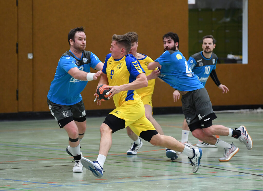 Handball Bezirksliga Spvgg Mössingen II - SG Tübingen, 04.03.2023 - Christopher Kern (Mössingen, links) stoppt David Bergen (SG,2.v.r. am Ball)

Foto: Axel Grundler