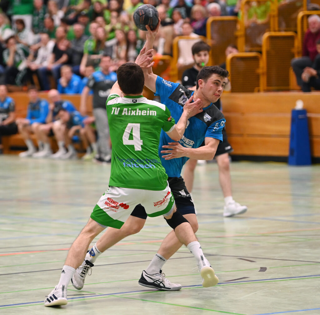 Handball Landesliga  2022/2023      15.04.2023MaennerSpvgg Moessingen - TV AixheimRuben Gesk (re, Spvgg Moessingen)FOTO: ULMER PressebildagenturxxNOxMODELxRELEASExx
