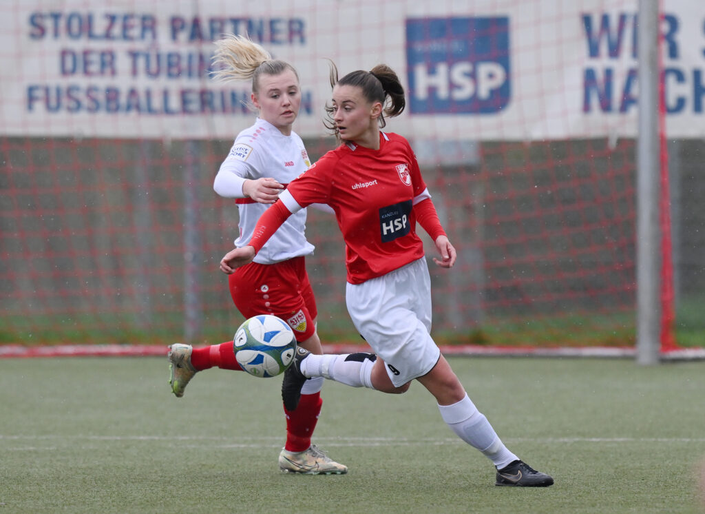 Fussball Oberliga Frauen 2022/2023  16.04.2023TV Derendingen - VfB StuttgartMarlene Knecht (re, TV Derendingen)FOTO: ULMER PressebildagenturxxNOxMODELxRELEASExx