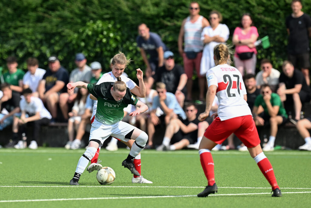 Frauenfußball, Entscheidungsspiel 1. Runde in Verbandsliga (LL2-LL1) - TSV Sondelfingen - VfB Stuttgart II, 18.06.2023 - Anna Grüninger (vorne, Sondelfingen) behauptet sich Foto: Axel Grundler