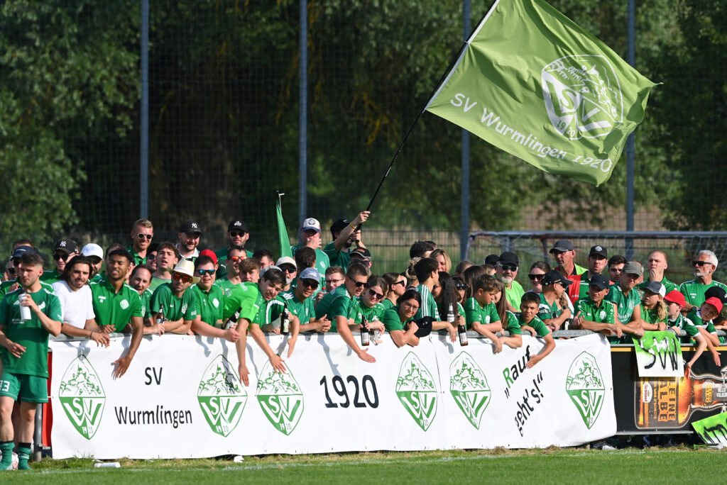Fussball Relegation zur Bezirksliga 2022/2023  in Unterjesingen   18.06.2023
SV Wurmlingen - SGM Dettingen / Weiler
JUBEL SV Wurmlingenm, fans in Gruen feiern den Sieg
FOTO: ULMER Pressebildagentur