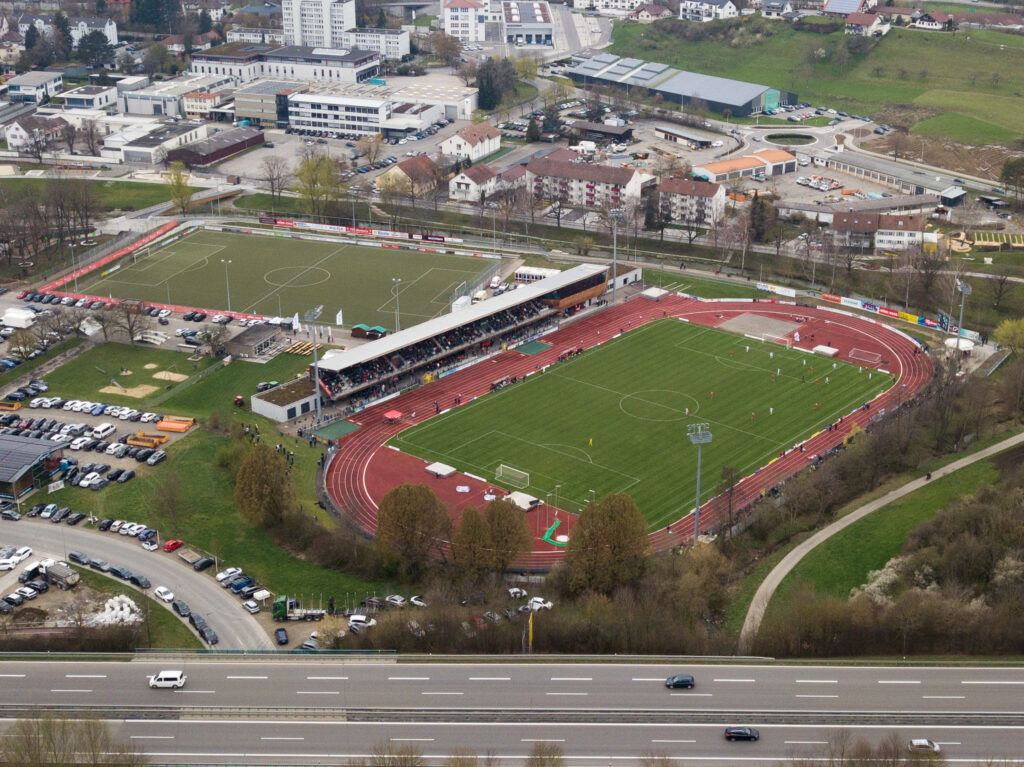 Luftbild mit der Drohne am 08.04.2023 (BIZERBA Arena Balingen) Stadion Uebersicht mit Bundesstrasse 27 (B27) in Balingen
FOTO: Moritz Liss 
xxNOxMODELxRELEASExx