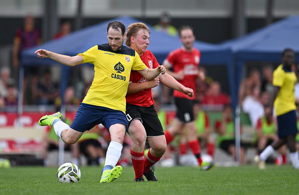 Relegationsspiel in die Kreisliga A3, SSC Tübingen II - SV Hirrlingen, 21.06.2026 - links Markus Klaiber (SSC Tübingen II) - rechts Hannes Schmeckenbecher (Hirrlingen)

Foto: Axel Grundler