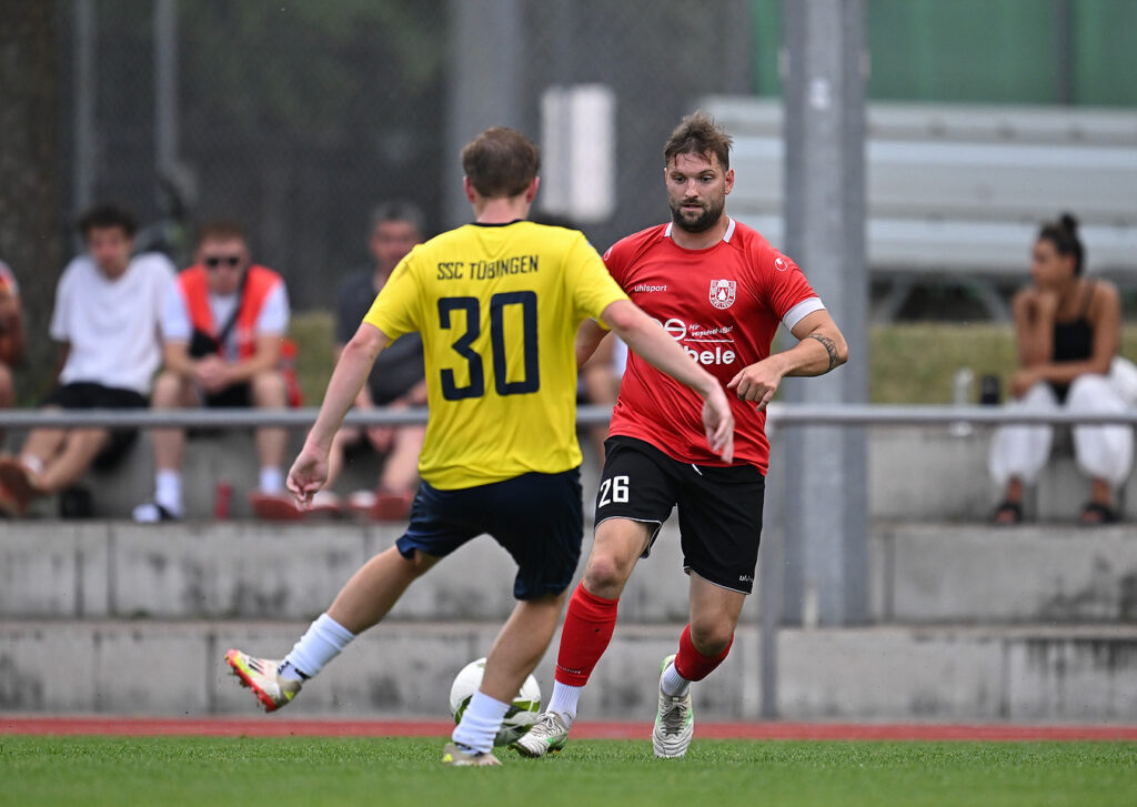 Relegationsspiel in die Kreisliga A3, SSC Tübingen II - SV Hirrlingen, 21.06.2026 - links Bennet Nieleck (SSC Tübingen II) - rechts Philip Daub (Hirrlingen)

Foto: Axel Grundler