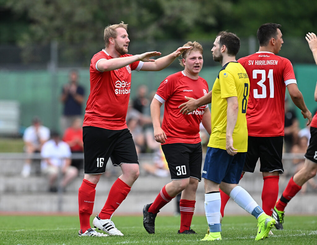 Relegationsspiel in die Kreisliga A3, SSC Tübingen II - SV Hirrlingen, 21.06.2026 - links Torschütze Philipp Zug (Hirrlingen) - Markus Klaiber (SSC, 3) ist enttäuscht

Foto: Axel Grundler