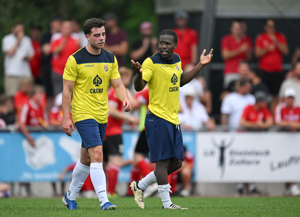 Relegationsspiel in die Kreisliga A3, SSC Tübingen II - SV Hirrlingen, 21.06.2026 - Enttäuschung SSC: - Kapitän Youssouph Bayo (rechts) ist ratlos

Foto: Axel Grundler