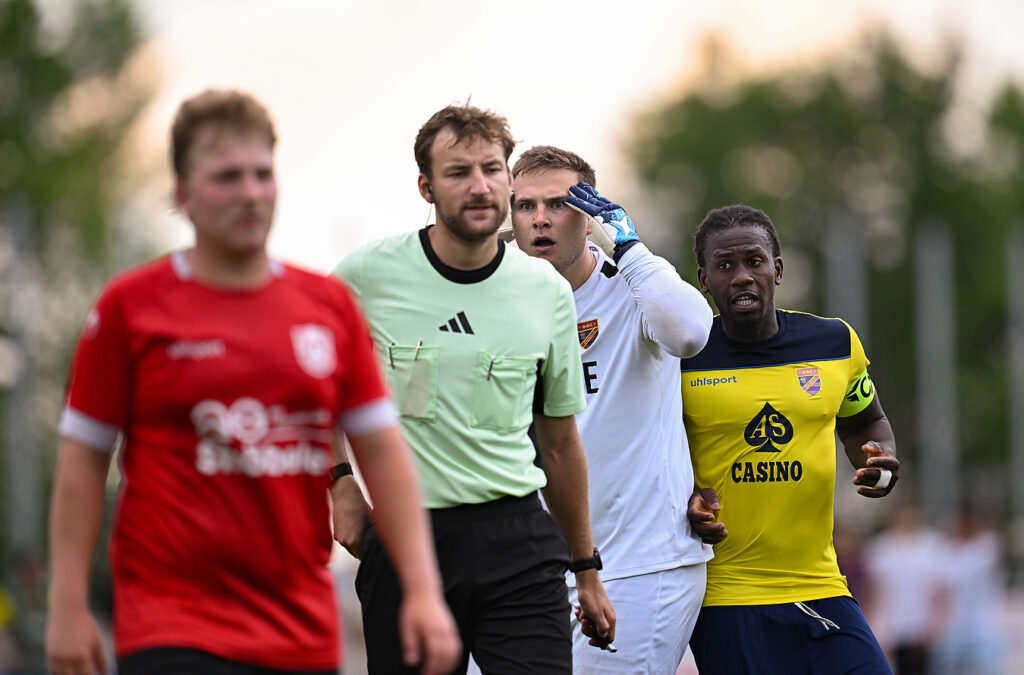Relegationsspiel in die Kreisliga A3, SSC Tübingen II - SV Hirrlingen, 21.06.2026 - Jannik Alber (SSC Tübingen II, rechts) hat soeben von Schiedsrichter Mriko Borjanovic (Mitte) die rote Karte bekommen

Foto: Axel Grundler