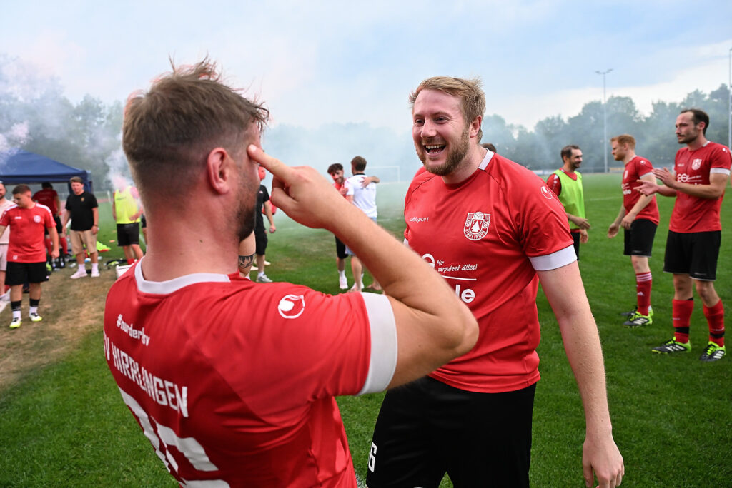 Relegationsspiel in die Kreisliga A3, SSC Tübingen II - SV Hirrlingen, 21.06.2026 - die Torschützen gratulieren sich gegenseitig: vorne Philip Daub - hinten Philipp Zug (beide Hirrlingen)

Foto: Axel Grundler