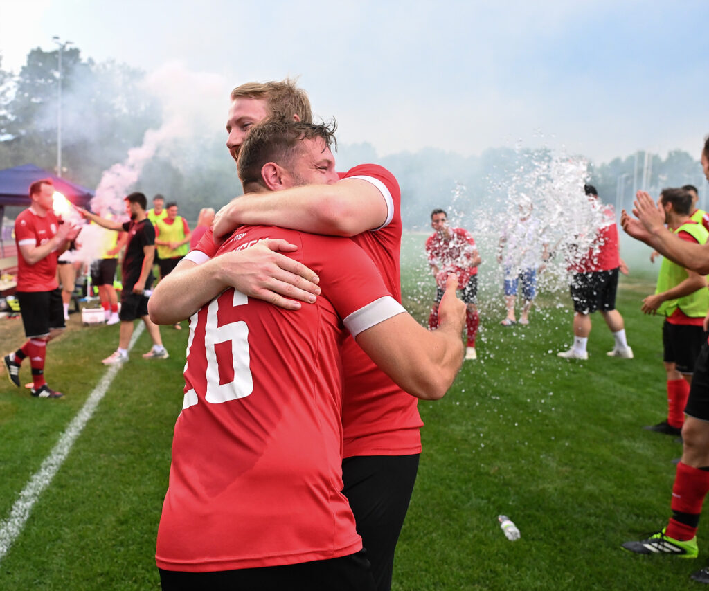 Relegationsspiel in die Kreisliga A3, SSC Tübingen II - SV Hirrlingen, 21.06.2026 - die Torschützen gratulieren sich gegenseitig: vorne Philip Daub - hinten Philipp Zug (beide Hirrlingen)

Foto: Axel Grundler