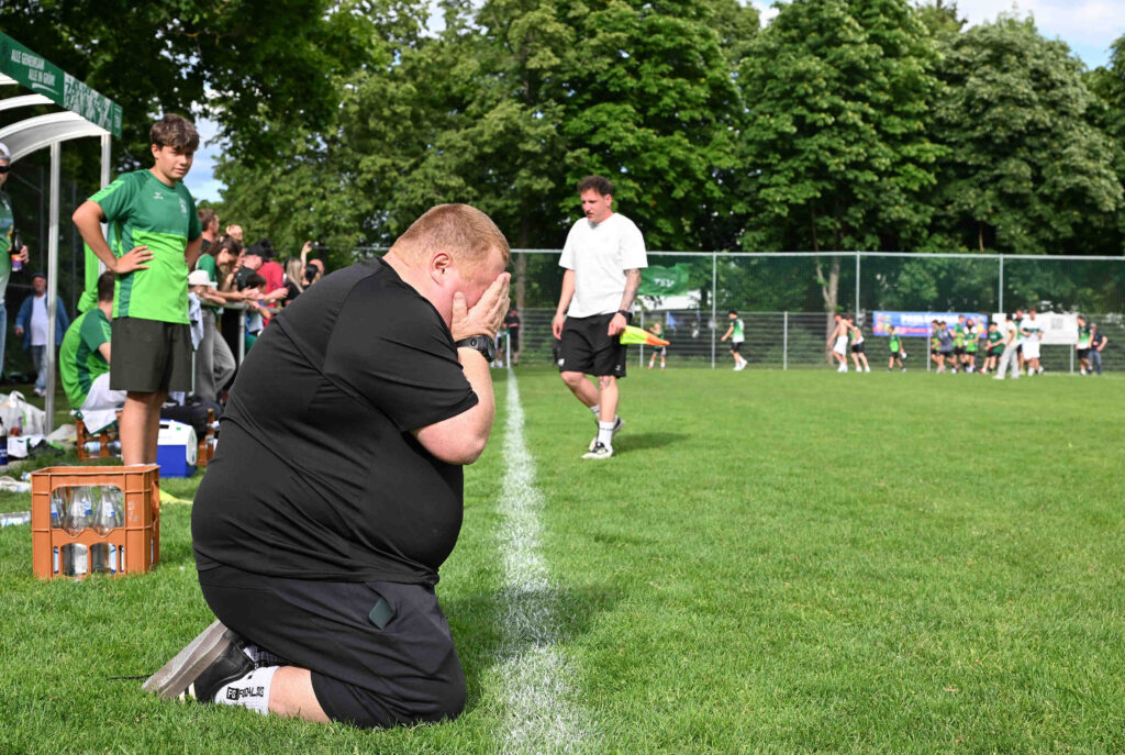 Kreisliga A2, 30. Spieltag, TSV Sondelfingen - VfL Pfullingen III, 06.06.2026 - Trainer Philipp Staneker (Sondelfingen) gerührt an der Seitenlinie nach dem erlösenden 2:0Foto: Axel Grundler