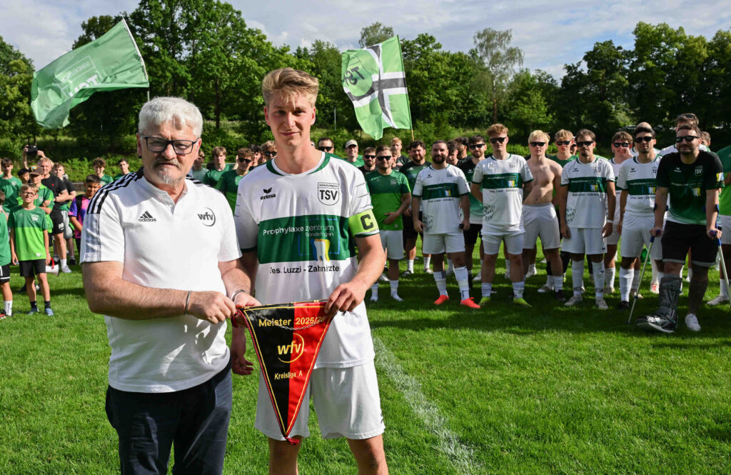 Kreisliga A2, 30. Spieltag, TSV Sondelfingen - VfL Pfullingen III, 06.06.2026 - Staffelleiter Klaus Rapp (WfV, liinks) übergibt den Wimpel an Kapitän Tom Schenk (rechts, Sondelfingen)Foto: Axel Grundler