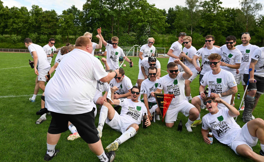 Kreisliga A2, 30. Spieltag, TSV Sondelfingen - VfL Pfullingen III, 06.06.2026 - Jubel Sondelfingen - Trainer Philipp Staneker (links, Sondelfingen) bespritzt seine Mannschaft mit BierFoto: Axel Grundler