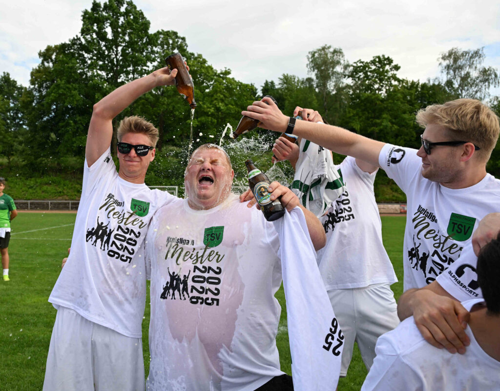 Kreisliga A2, 30. Spieltag, TSV Sondelfingen - VfL Pfullingen III, 06.06.2026 - Kapitän Tom Schenk (links) und seine Mitspieler bei der Bierdusche für Trainer Philipp Staneker (2.v.l., Sondelfingen)Foto: Axel Grundler