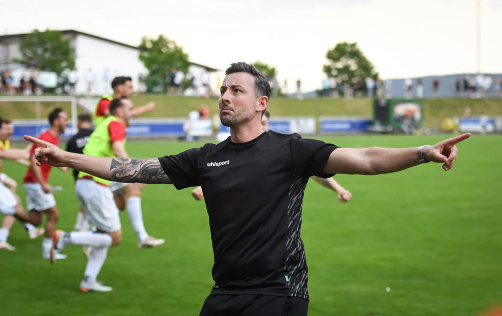 Fussball Verbandsliga  2025 /2026   21.06.2026 
Relegation zur Oberliga Baden - Wuerttemberg 
FC Holzhausen - SC Lahr 
JUBEL FC Holzhausen ueber den Aufstieg in die Oberliga; 
Trainer Daniel Seemann 
FOTO: Pressefoto ULMER 
xxNOxMODELxRELEASExx
