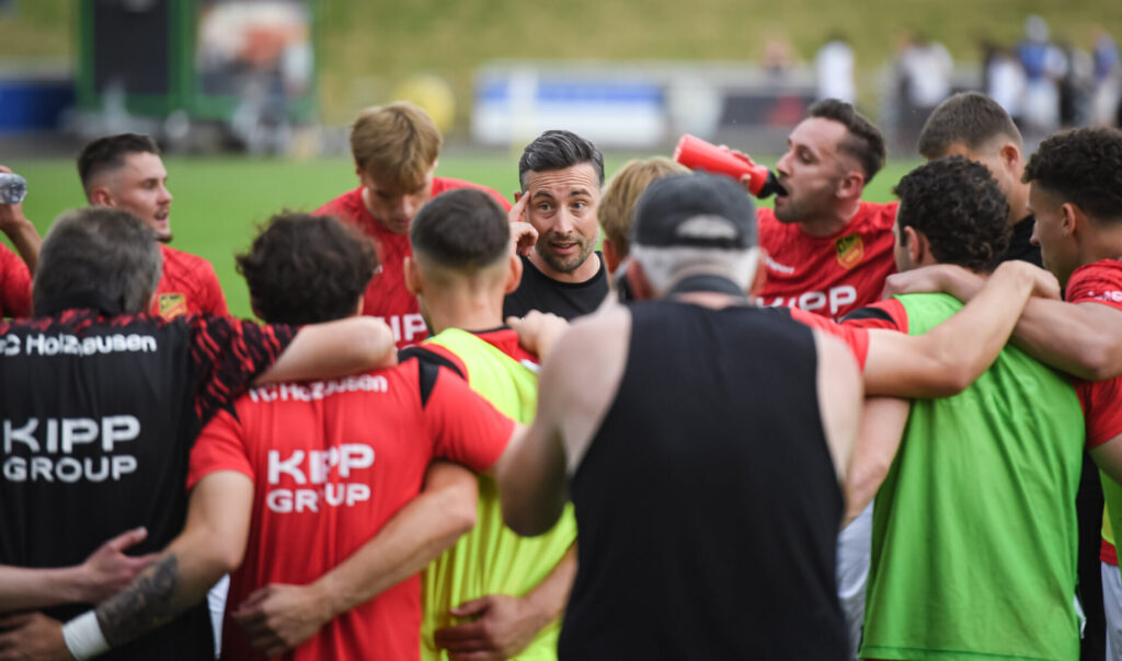 Fussball Verbandsliga  2025 /2026   21.06.2026 Relegation zur Oberliga Baden - Wuerttemberg FC Holzhausen - SC Lahr Trainer Daniel Seemann (FC Holzhausen) bei der Teambesprechung vor der Verlaengerung FOTO: Pressefoto ULMER xxNOxMODELxRELEASExx