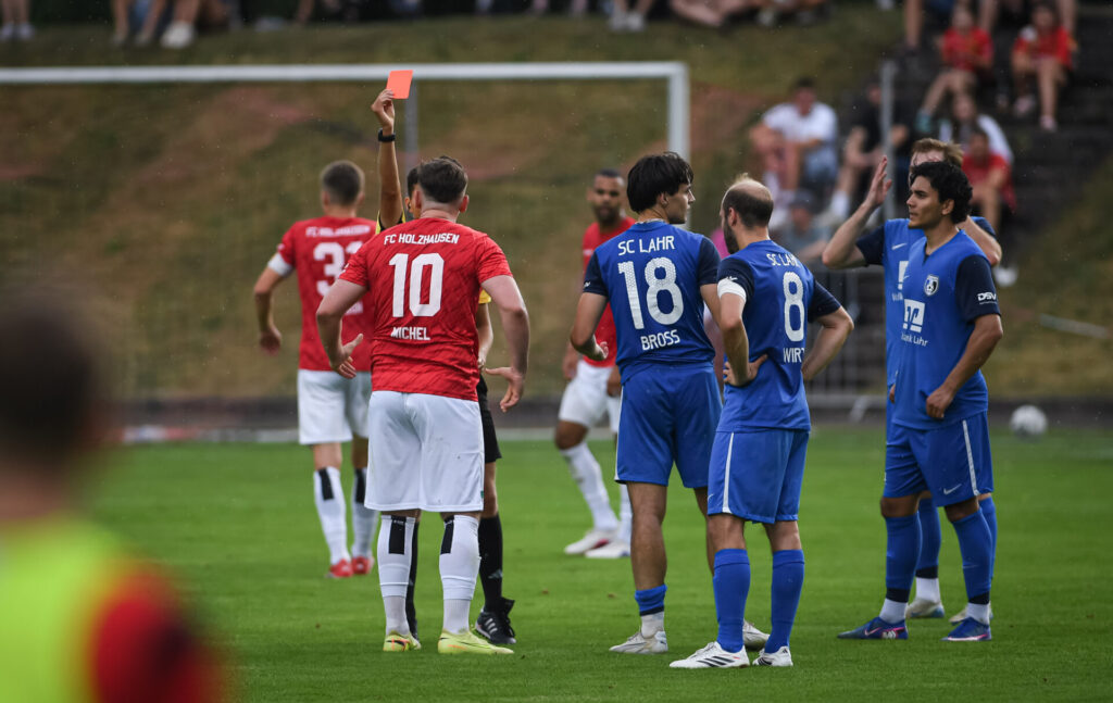 Fussball Verbandsliga  2025 /2026   21.06.2026 Relegation zur Oberliga Baden - Wuerttemberg FC Holzhausen - SC Lahr Janik Michel (li, Nr.10, FC Holzhausen) bekommt nach einer Taetlichkeit die Rote Karte in der Verlängerung FOTO: Pressefoto ULMER xxNOxMODELxRELEASExx