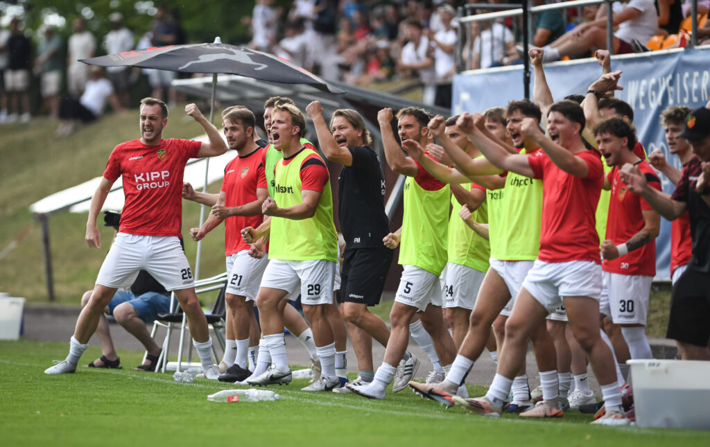 Fussball Verbandsliga  2025 /2026   21.06.2026 Relegation zur Oberliga Baden - Wuerttemberg FC Holzhausen - SC Lahr Elfmeterschiessen, Jubel auf der Ersatzbank des Janik Michel FOTO: Pressefoto ULMER xxNOxMODELxRELEASExx