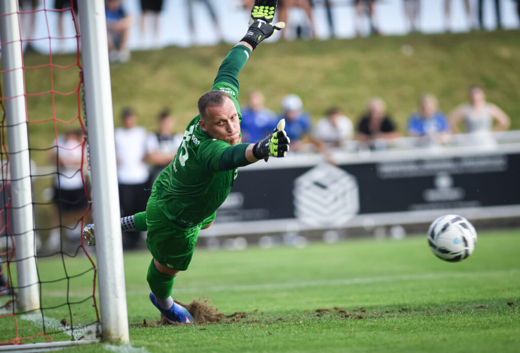 Fussball Verbandsliga  2025 /2026   21.06.2026 Relegation zur Oberliga Baden - Wuerttemberg FC Holzhausen - SC Lahr Elfmeterschiessen, Torwart Julian HauserFOTO: Pressefoto ULMER xxNOxMODELxRELEASExx