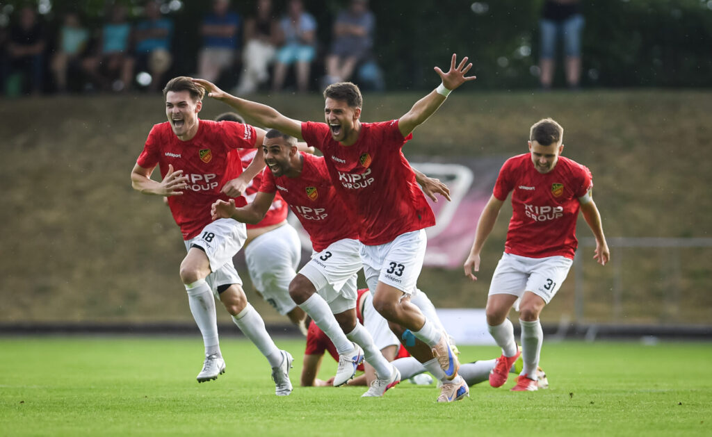 Fussball Verbandsliga  2025 /2026   21.06.2026 Relegation zur Oberliga Baden - Wuerttemberg FC Holzhausen - SC Lahr Elfmeterschiessen, JUBEL FC Holzhausen; Heiko Belser, Julio Leitao Gourgel, Jovan Djermanovic und Nils Schuon (v.li.) jubeln nachdem Torwart Julian Hauser einen Elfer des SC Lahr haelt, somit steigt der FC Holzhausen auf.FOTO: Pressefoto ULMER xxNOxMODELxRELEASExx