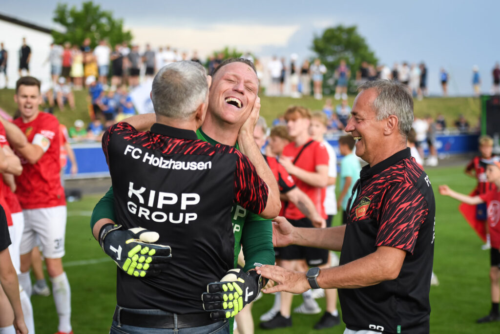 Fussball Verbandsliga  2025 /2026   21.06.2026 Relegation zur Oberliga Baden - Wuerttemberg FC Holzhausen - SC Lahr Elfmeterschiessen, JUBEL FC Holzhausen; Torwart Julian Hauser (Mitte) haelt einen Elfer des SC Lahr, somit steigt der FC Holzhausen auf FOTO: Pressefoto ULMER xxNOxMODELxRELEASExx