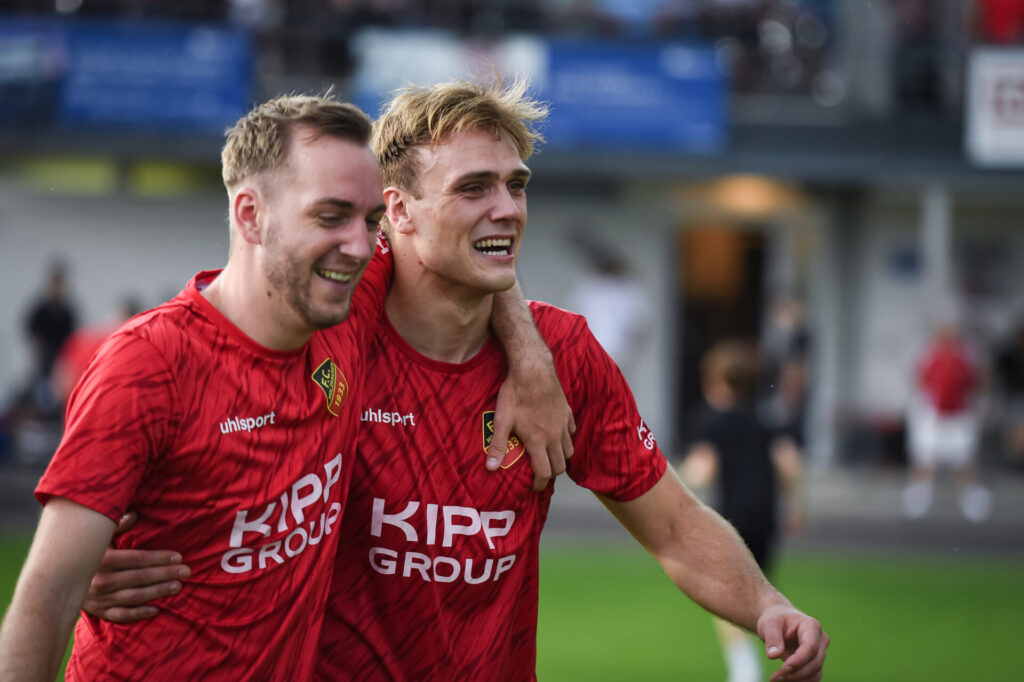 Fussball Verbandsliga  2025 /2026   21.06.2026 Relegation zur Oberliga Baden - Wuerttemberg FC Holzhausen - SC Lahr Elfmeterschiessen, JUBEL FC Holzhausen; Carlos Konz (li9 umarmt von Tim Steinhilber (re) FOTO: Pressefoto ULMER xxNOxMODELxRELEASExx