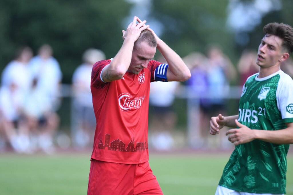 Fussball Relegation zur Verbandsliga Wuerttemberg am 21.06.2026 in Remmingsheim (Rasenplatz)TSV Koengen - FC RottenburgKapitaen Leon Oeschger (Rottenburg)FOTO: ULMER Pressebildagentur / Moritz LissxxNOxMODELxRELEASExx