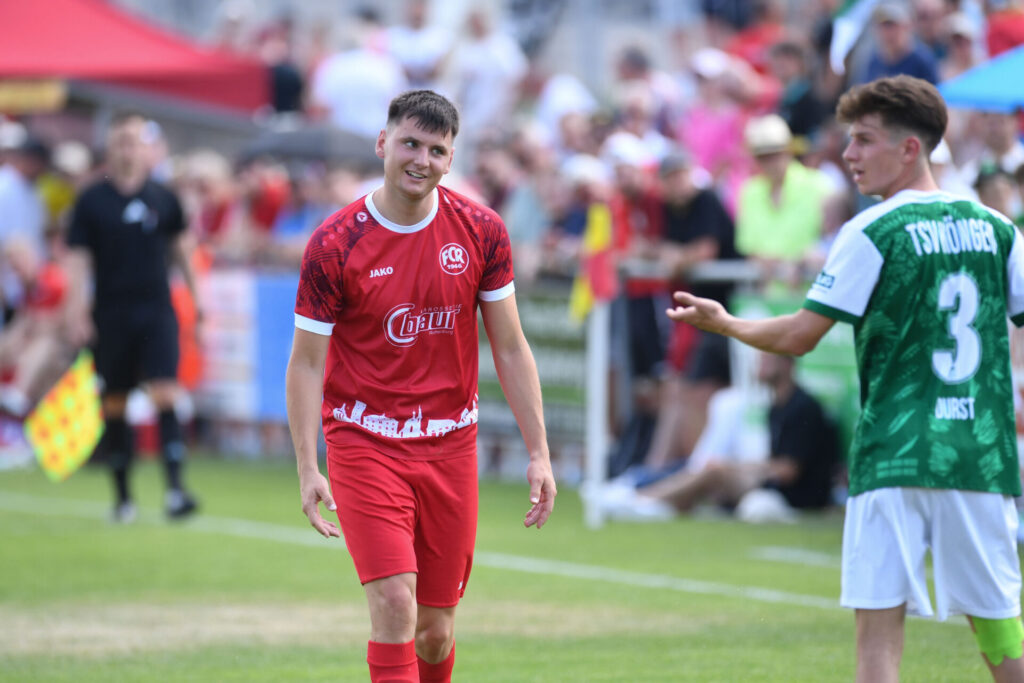 Fussball Relegation zur Verbandsliga Wuerttemberg am 21.06.2026 in Remmingsheim (Rasenplatz)TSV Koengen - FC RottenburgAaron Leyhr (li, Rottenburg) mit Marvin Durst (re, Koengen)FOTO: ULMER Pressebildagentur / Moritz LissxxNOxMODELxRELEASExx
