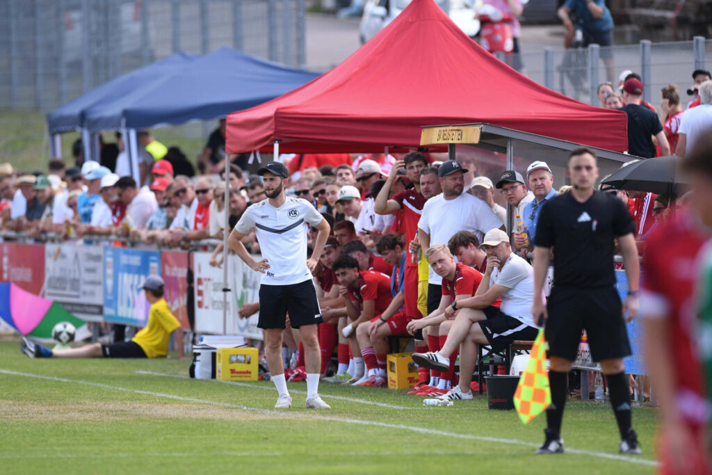 Fussball Relegation zur Verbandsliga Wuerttemberg am 21.06.2026 in Remmingsheim (Rasenplatz)TSV Koengen - FC RottenburgTrainer Marc Mutschler (Rottenburg) am SpielfeldrandFOTO: ULMER Pressebildagentur / Moritz LissxxNOxMODELxRELEASExx