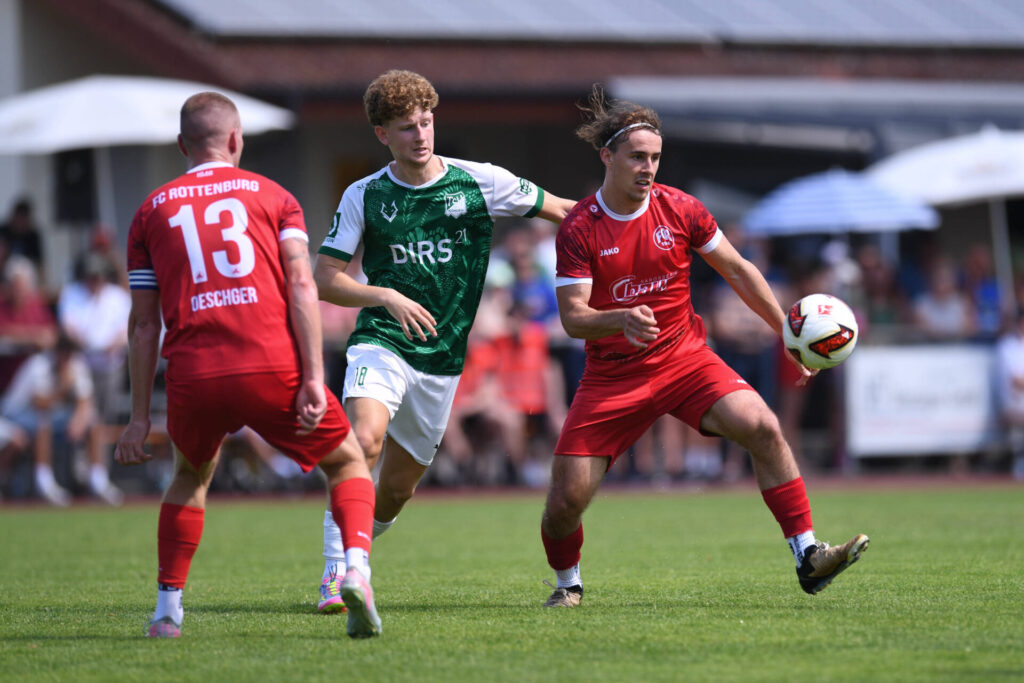 Fussball Relegation zur Verbandsliga Wuerttemberg am 21.06.2026 in Remmingsheim (Rasenplatz)TSV Koengen - FC RottenburgKimi Hindennach (mi, Koengen) im Zweikampf mit Leon Oeschger (li) und Julian Kiesecker (re, beide Rottenburg)FOTO: ULMER Pressebildagentur / Moritz LissxxNOxMODELxRELEASExx