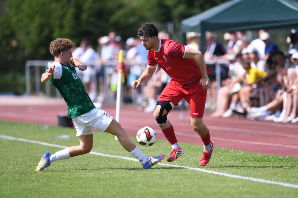 Fussball Relegation zur Verbandsliga Wuerttemberg am 21.06.2026 in Remmingsheim (Rasenplatz)TSV Koengen - FC RottenburgLennis Eberle (re, FC Rottenburg) im Zweikampf mit Kimi Hindennach (li, Koengen)FOTO: ULMER Pressebildagentur / Moritz LissxxNOxMODELxRELEASExx