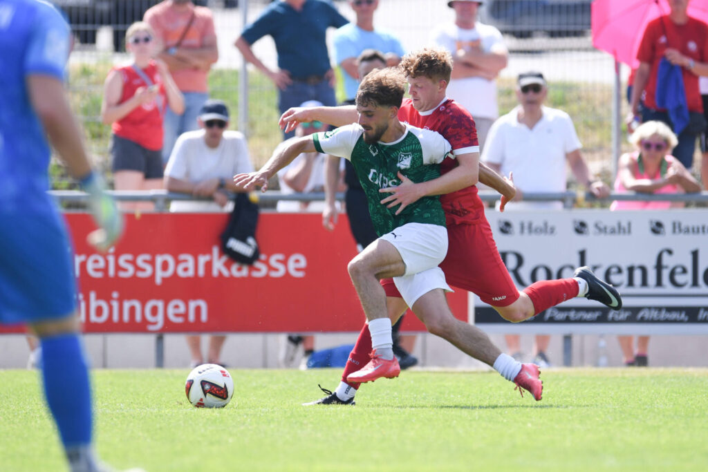 Fussball Relegation zur Verbandsliga Wuerttemberg am 21.06.2026 in Remmingsheim (Rasenplatz)TSV Koengen - FC RottenburgKapitaen Maximilian Herz (li, Koengen) im Zweikampf mit Lukas Behr (re, Rottenburg)FOTO: ULMER Pressebildagentur / Moritz LissxxNOxMODELxRELEASExx