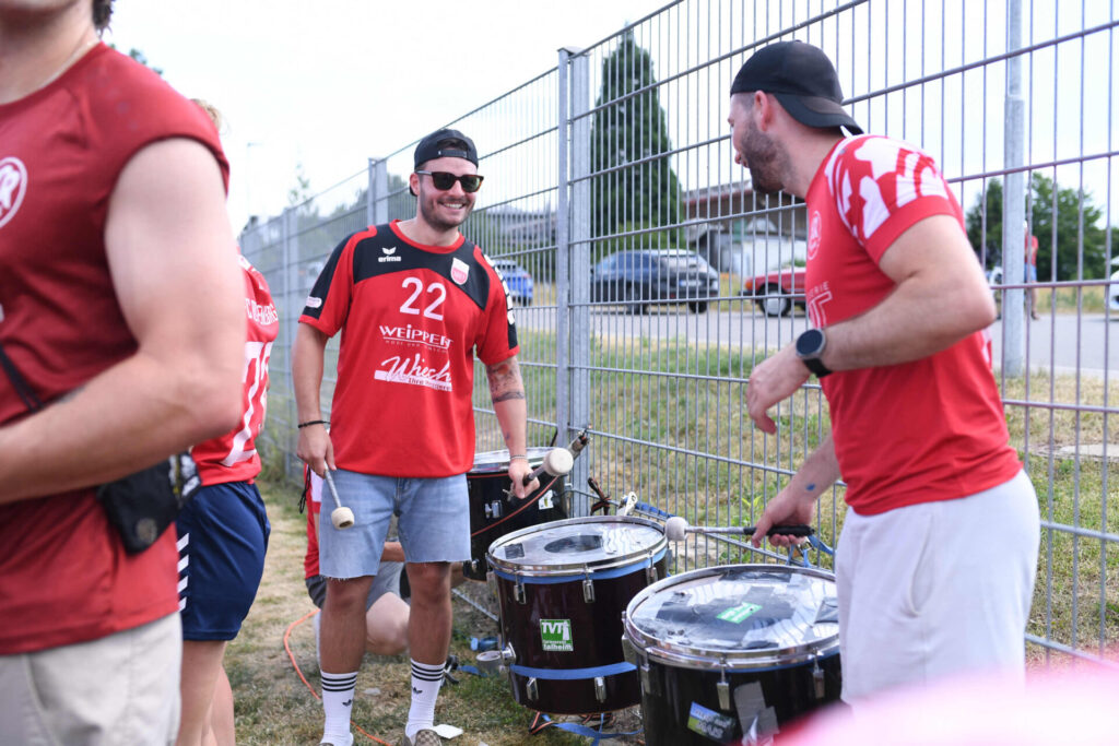 Fussball Relegation zur Verbandsliga Wuerttemberg am 21.06.2026 in Remmingsheim (Rasenplatz)TSV Koengen - FC RottenburgFankurve beim FC Rottenburg: Zuschauer mit Trikot des TV Rottenburg unterstuetzen den zweiten Nachbarclub mit Trommeln und FangesaengenFOTO: ULMER Pressebildagentur / Moritz LissxxNOxMODELxRELEASExx