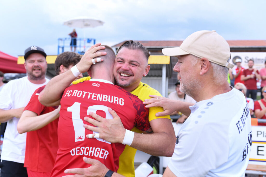 Fussball Relegation zur Verbandsliga Wuerttemberg am 21.06.2026 in Remmingsheim (Rasenplatz)TSV Koengen - FC RottenburgJubel FC Rottenburg mit Max Blesch (2.v.re.) und Leon Oeschger (li, beide FC Rottenburg)FOTO: ULMER Pressebildagentur / Moritz LissxxNOxMODELxRELEASExx
