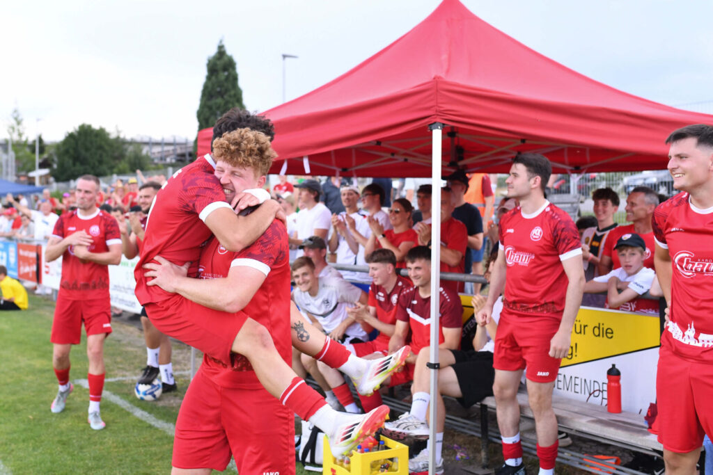 Fussball Relegation zur Verbandsliga Wuerttemberg am 21.06.2026 in Remmingsheim (Rasenplatz)TSV Koengen - FC RottenburgLukas Behr (re) jubelt mit Ali Hamdar (li, beide FC Rottenburg) FOTO: ULMER Pressebildagentur / Moritz LissxxNOxMODELxRELEASExx