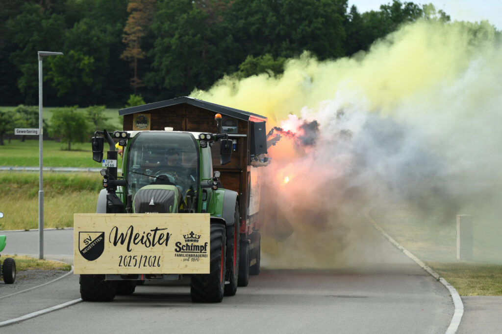 Meisterfeier SV Neustetten - Parade auf dem Meisterwagen am 06.06.2026 in RemmingsheimAnkunft der Mannschaft am Sportgelände