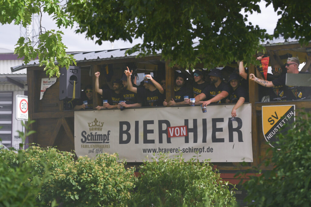 Meisterfeier SV Neustetten - Parade auf dem Meisterwagen am 06.06.2026 in RemmingsheimAnkunft der Mannschaft am Sportgelände